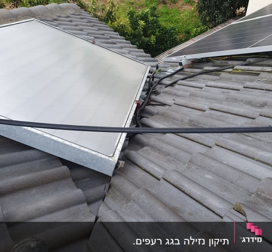 פאנלים סולאריים מותקנים על גג רעפים אפור